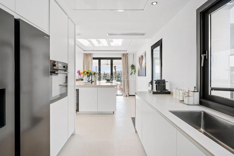 Foto fd3297ed-d497-4040-9ed9-b7297f1ba46e. Casa elegante villa en primera línea de golf con vistas espectaculares en nueva andalucía en Marbella