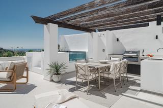 Àtic a Benahavís pueblo. Ático sofisticado con piscina privada y vistas panorámicas al ma