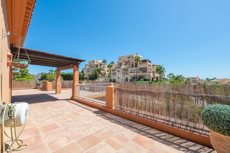 Foto 081fcd76-472e-46a5-ad29-5af562d8af9c. Attico con parcheggio piscina in Benahavís pueblo Benahavís