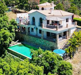 Casa en Centro. Villa con piscina infinity, vistas impresionantes y retiro tranq