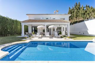 Casa en El Faro de Calaburra - Chaparral. Villa andaluza bañada por el sol con confort moderno en mijas go