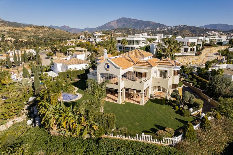 Foto 8712f7ca-95b7-430c-94bc-8ce20b0e0b04. Haus mit parking pool in Benahavís pueblo Benahavís