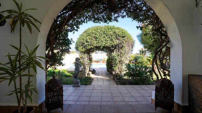 Foto f881a164-3461-4f2c-8573-b74e8d6b78b3. Casa encantadora villa con piscina privada y amplios jardines en Marbella
