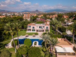 Casa a Centro. Imponente finca con pista de tenis privada en paraíso barronal,