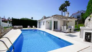 Lloguer Casa a El Faro de Calaburra - Chaparral. Villa moderna junto a la playa con piscina salina y cocina exter