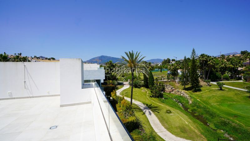 Foto 3c7cca8b-d62a-4262-b746-b8761a287f6b. Alquiler casa villa de lujo de cinco dormitorios con piscina privada en alquiler a largo plazo en Estepona