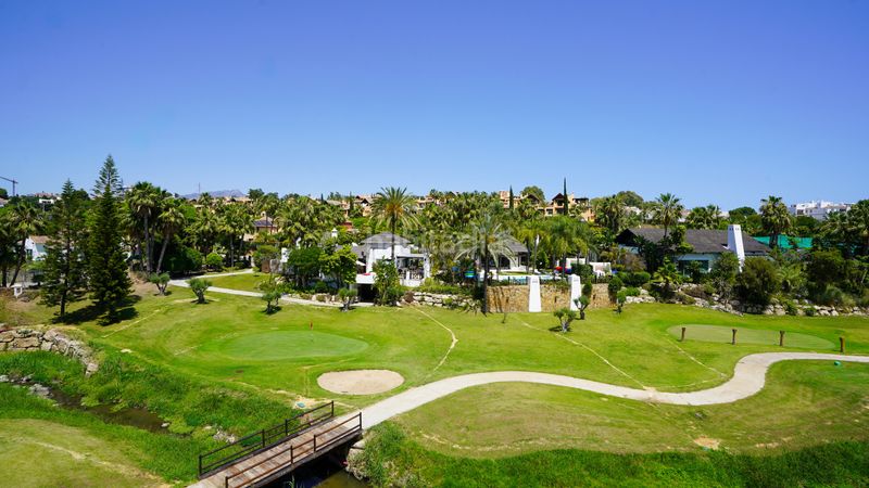 Foto 52278d31-9c7c-46ba-b0c6-66f913e5d24b. Alquiler casa villa de lujo de cinco dormitorios con piscina privada en alquiler a largo plazo en Estepona