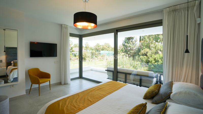 Foto 571c9dfd-bda0-40fd-b001-8e6415934bbd. Alquiler casa villa de lujo de cinco dormitorios con piscina privada en alquiler a largo plazo en Estepona