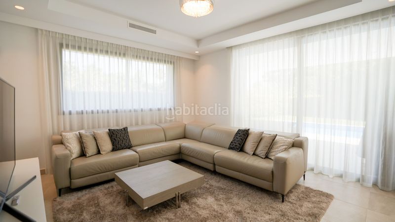 Foto e6ffc52f-b3a1-4bfc-982a-b04c8cf2ac7f. Alquiler casa villa de lujo de cinco dormitorios con piscina privada en alquiler a largo plazo en Estepona