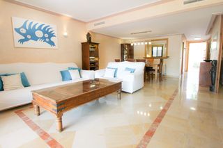 Miete Chalet in Lomas de Marbella Club. Adosado reformado en la milla de oro de marbella