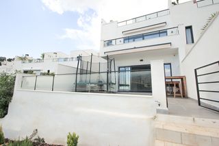 Rent Semi detached house in Santa María. Amplia casa adosada con vistas panorámicas en la mairena