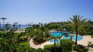 Appartement in Puerto Banús. Exquisito apartamento de lujo frente a la playa con vistas panor