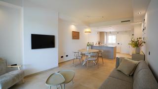 Apartament a Los Naranjos. Lujoso apartamento de dos dormitorios en venta en aloha royal