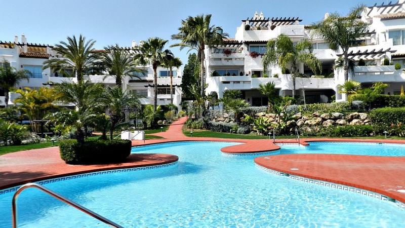 Foto 7451c673-1a74-4919-ae45-e751372e8168. Attico con parcheggio piscina in Puerto Banús Marbella