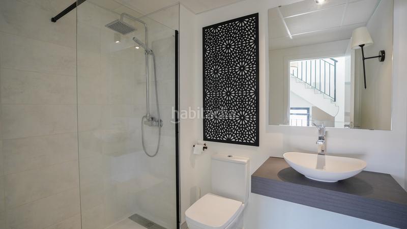 Foto 1f0af61f-c525-4b04-b4ce-d5d750ca63b4. Casa estilosa casa adosada de 3 dormitorios con jacuzzi en la azotea y vistas panorámicas al mar en Marbella