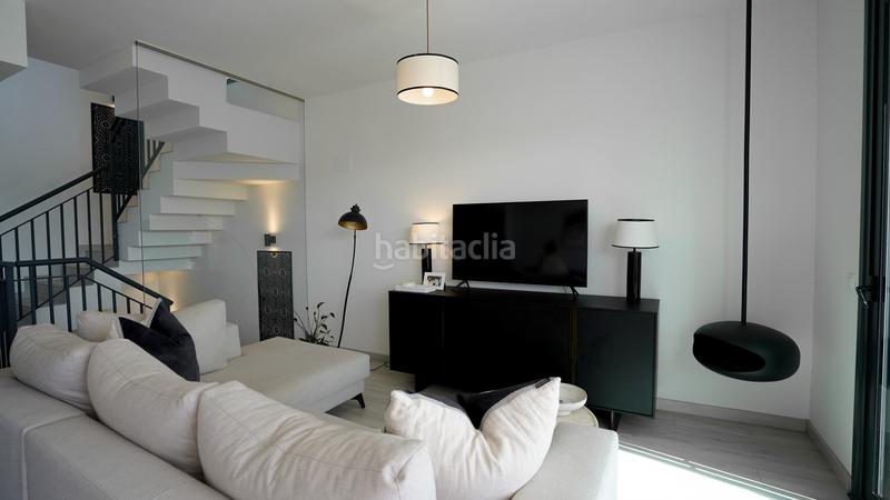Foto 4604b18c-7bb6-45f4-a052-05147393d911. Casa estilosa casa adosada de 3 dormitorios con jacuzzi en la azotea y vistas panorámicas al mar en Marbella