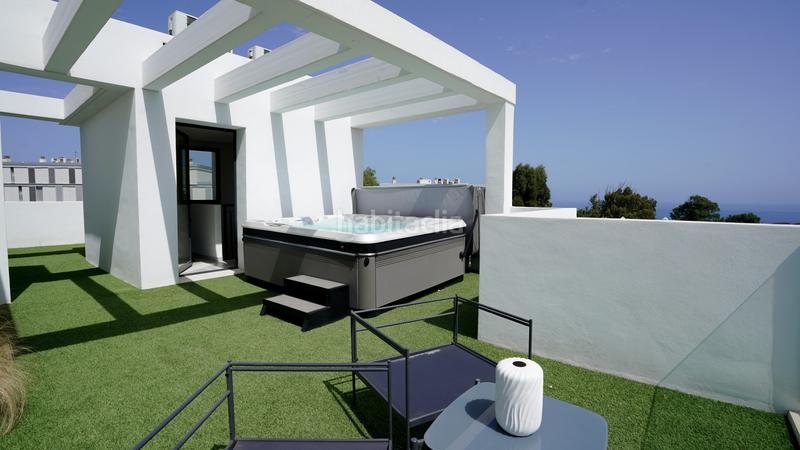 Foto ce46bde2-790b-44c6-80ad-1f071dc32d69. Casa estilosa casa adosada de 3 dormitorios con jacuzzi en la azotea y vistas panorámicas al mar en Marbella
