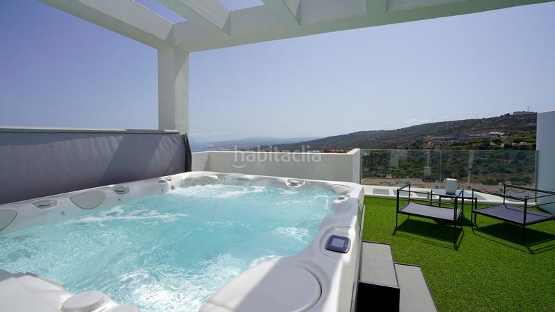 Foto e602c7d3-aa69-42e0-8e62-6c83f7f5bfd5. Casa estilosa casa adosada de 3 dormitorios con jacuzzi en la azotea y vistas panorámicas al mar en Marbella