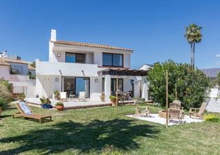 Alquiler Casa en Bahía Dorada. Villa en estepona en primera línea de playa