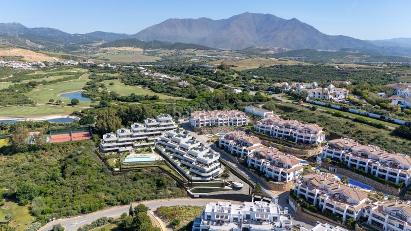 Foto f2f48d50-7222-4e3d-afd5-9eeab42d2ebc. Apartamento  de 3 dormitorios con vistas panorámicas al mar y al golf en Estepona