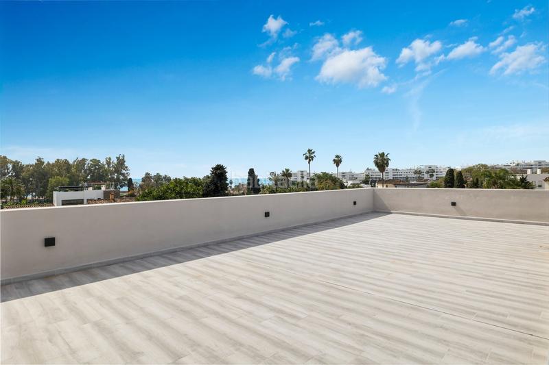 Foto 16476d8e-6c19-471c-a90d-19a7cc2938b4. Casa villa moderna junto a la playa con piscina privada en Marbella