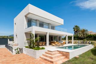 Haus in San Pedro de Alcántara Pueblo. Villa moderna junto a la playa con piscina privada