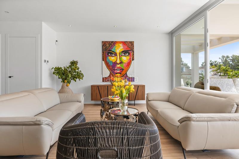 Foto 27e4cede-ef66-4a78-ba4b-3f9ac0fba239. Casa villa moderna junto a la playa con piscina privada en Marbella