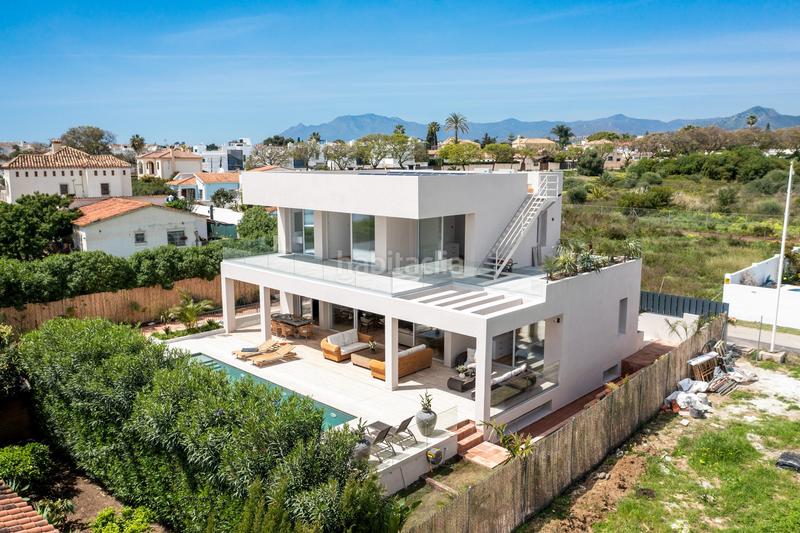 Foto 3bcc54eb-9f26-49b4-8a4d-83724b4dc713. Casa villa moderna junto a la playa con piscina privada en Marbella