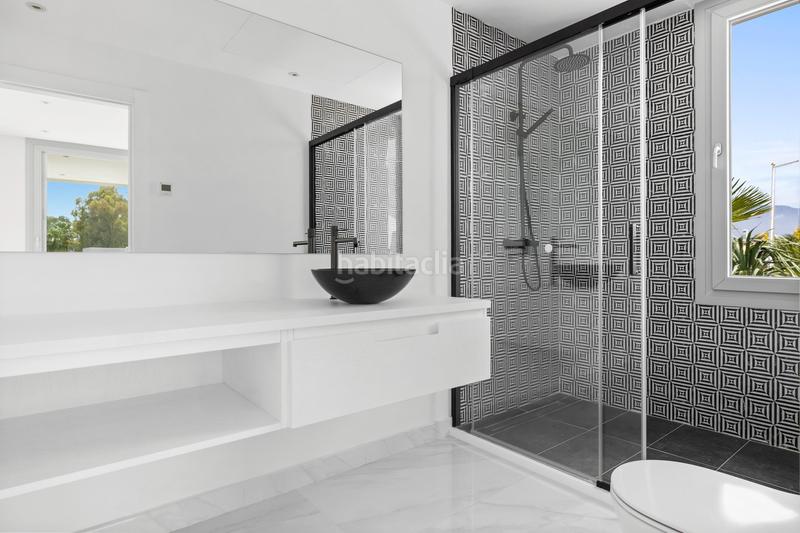 Foto 40ed8d9c-4535-4918-901c-c63a65958085. Casa villa moderna junto a la playa con piscina privada en Marbella