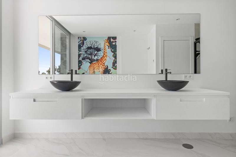 Foto 40efa881-7379-4dc4-9e16-1a99bc2fe02e. Casa villa moderna junto a la playa con piscina privada en Marbella
