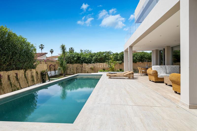 Foto 47438697-ac84-4fbb-aad2-afab99af4312. Casa villa moderna junto a la playa con piscina privada en Marbella