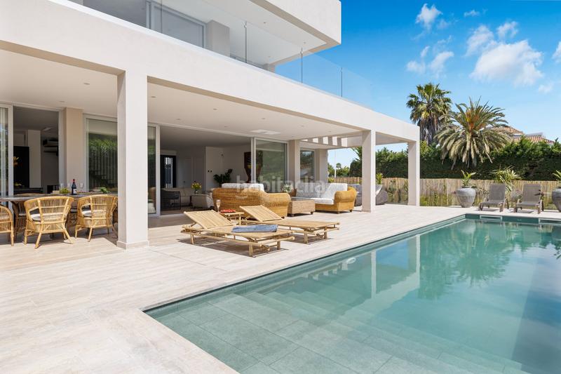 Foto 5b7de0f0-de8e-47ed-9bfd-d78c8609710d. Casa villa moderna junto a la playa con piscina privada en Marbella