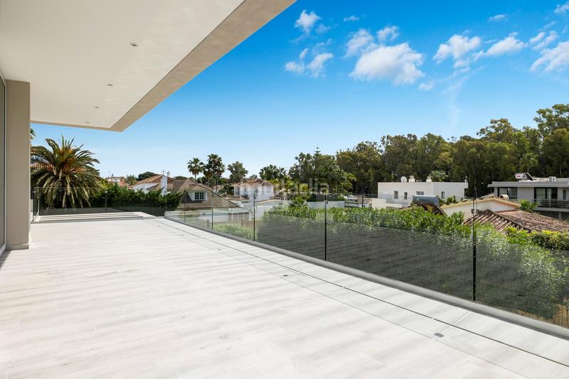 Foto 67e2a04c-d2e8-4ab6-a057-f376bcbe1a6e. Casa villa moderna junto a la playa con piscina privada en Marbella