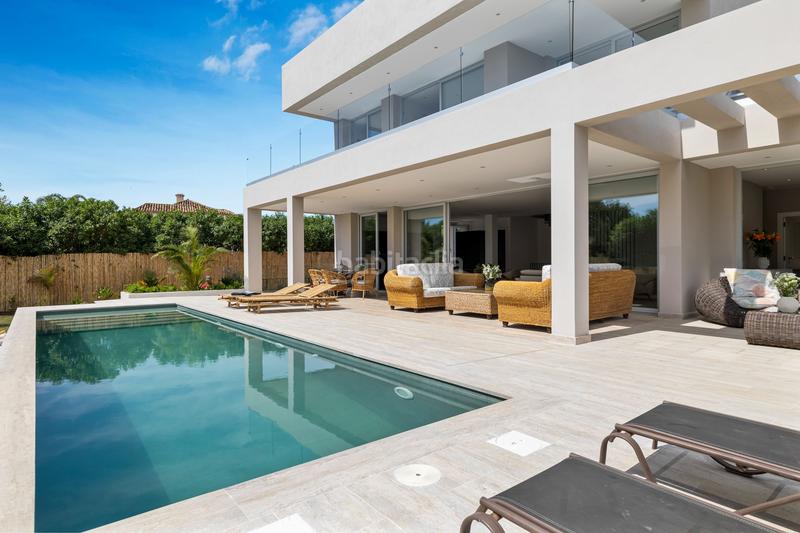 Foto b58581b4-4b01-4df7-aae8-76aa57e5c018. Casa villa moderna junto a la playa con piscina privada en Marbella