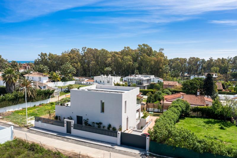 Foto bdc67508-38f0-42d1-a849-d1232fc534c0. Casa villa moderna junto a la playa con piscina privada en Marbella