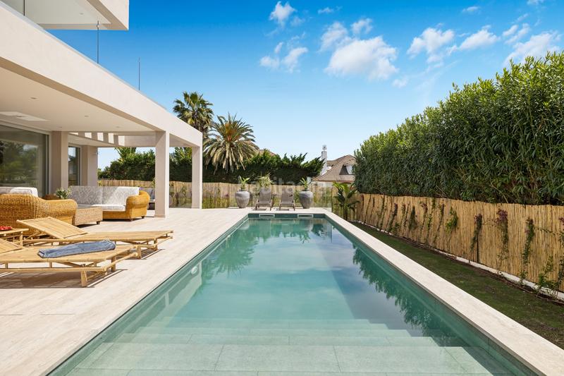 Foto c9e0f181-26cb-4e79-a1cc-e1b6cb90cc05. Casa villa moderna junto a la playa con piscina privada en Marbella