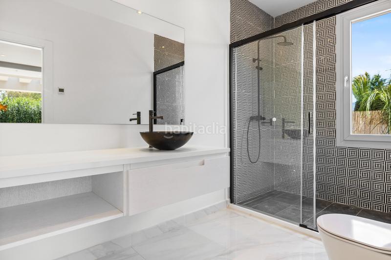 Foto d27bdcbd-9fb1-40f1-afed-e4402b7475e5. Casa villa moderna junto a la playa con piscina privada en Marbella