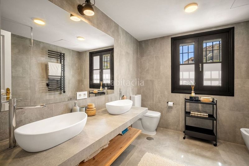 Foto 61012a5d-71d6-428d-b6a8-014770074a0f. Alquiler casa adosada elegancia andaluza unida con minimalismo nórdico en la milla de oro, en Marbella