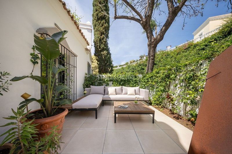 Foto acdbaa34-8b2a-487a-be08-99cd439b6695. Alquiler casa adosada elegancia andaluza unida con minimalismo nórdico en la milla de oro, en Marbella