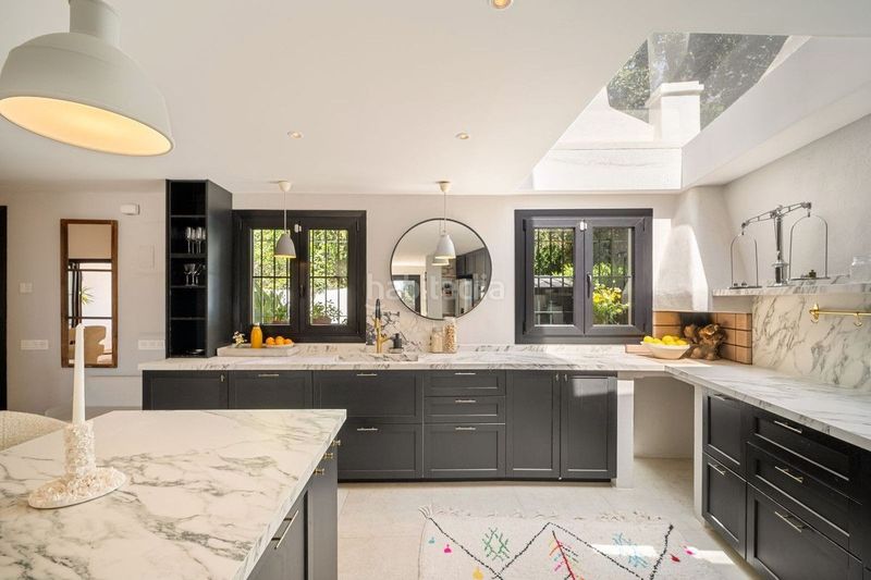 Foto b4408816-bba5-42f5-b68a-2b07dad2771b. Alquiler casa adosada elegancia andaluza unida con minimalismo nórdico en la milla de oro, en Marbella