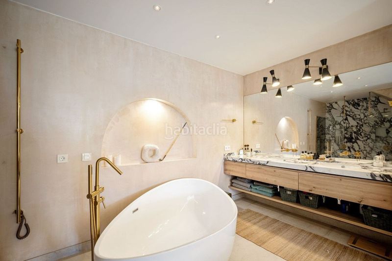 Foto efdf17ff-38d8-4816-9e61-0c41371e5860. Alquiler casa adosada elegancia andaluza unida con minimalismo nórdico en la milla de oro, en Marbella
