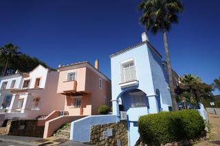 Casa aparellada a Casco Antiguo. Elegante adosado cerca de puerto banús con terraza, garaje y pis