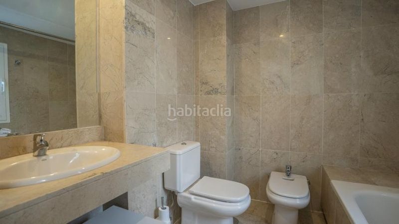 Foto 0d7dead7-0d32-4aae-9364-2833e2183d6e. Alquiler dúplex luminoso apartamento dúplex con vistas al mar y la montaña en puerto banus en Marbella