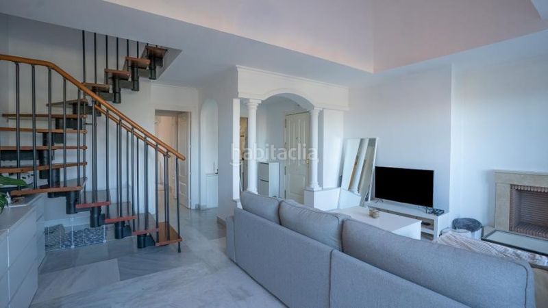 Foto 0f6f4296-a7d3-4057-86f9-71f335f53552. Alquiler dúplex luminoso apartamento dúplex con vistas al mar y la montaña en puerto banus en Marbella