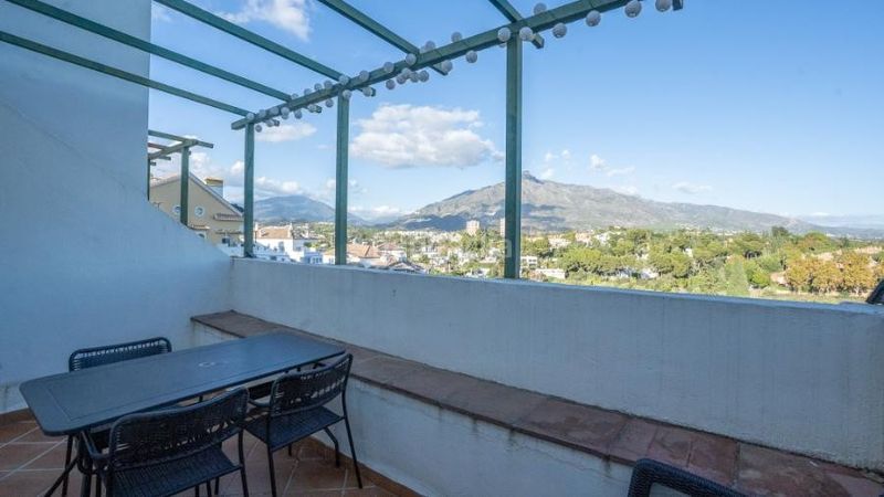 Foto 2c3a0c56-7a3e-483b-93fc-61fb08f24244. Alquiler dúplex luminoso apartamento dúplex con vistas al mar y la montaña en puerto banus en Marbella