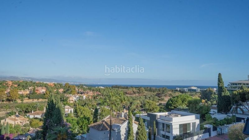 Foto 6455c49e-64a3-48df-8d27-d7bd2788bf30. Alquiler dúplex luminoso apartamento dúplex con vistas al mar y la montaña en puerto banus en Marbella