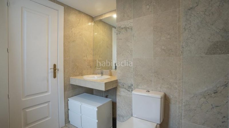 Foto 769aa7a7-09b0-4e7e-b4fe-b50e6e6d8cfd. Alquiler dúplex luminoso apartamento dúplex con vistas al mar y la montaña en puerto banus en Marbella