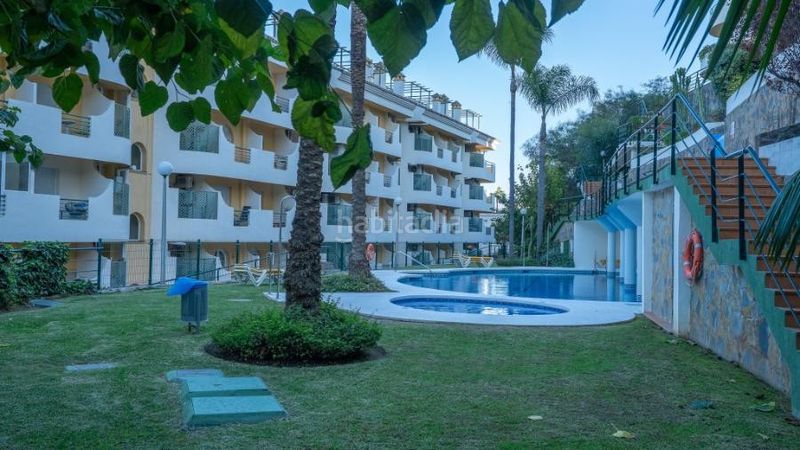 Foto 8f1e7ac0-96e3-4791-a220-f8c47a7db27b. Alquiler dúplex luminoso apartamento dúplex con vistas al mar y la montaña en puerto banus en Marbella