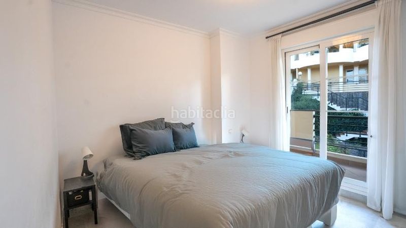 Foto deb0e7c8-6960-4ec3-93de-98649fe97dd1. Alquiler dúplex luminoso apartamento dúplex con vistas al mar y la montaña en puerto banus en Marbella