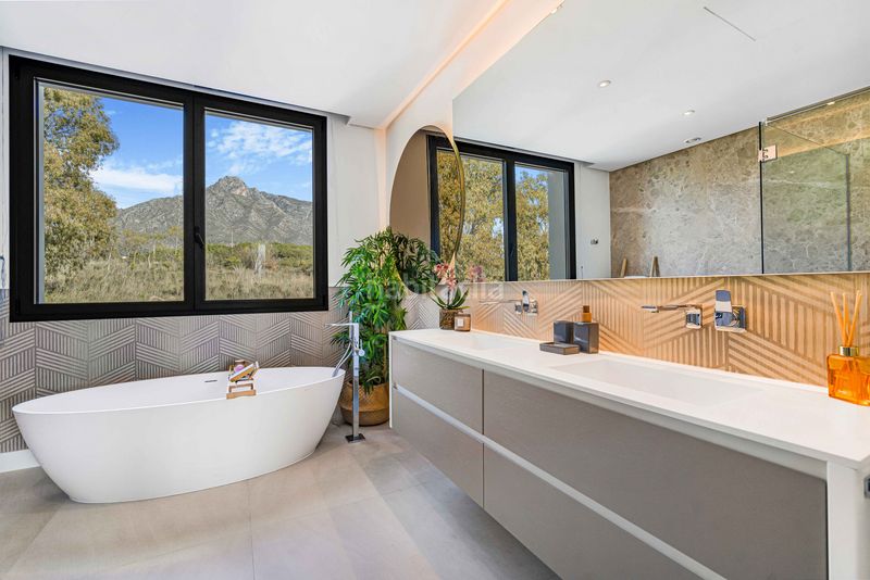 Foto c6f11be9-62b6-4a4c-8607-13491be23d27. Casa amb aparcament piscina a Puente Romano Marbella